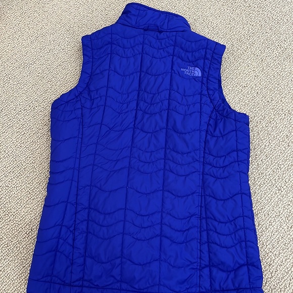 The North Face women’s quilted vest. Gently used. - Picture 4 of 6
